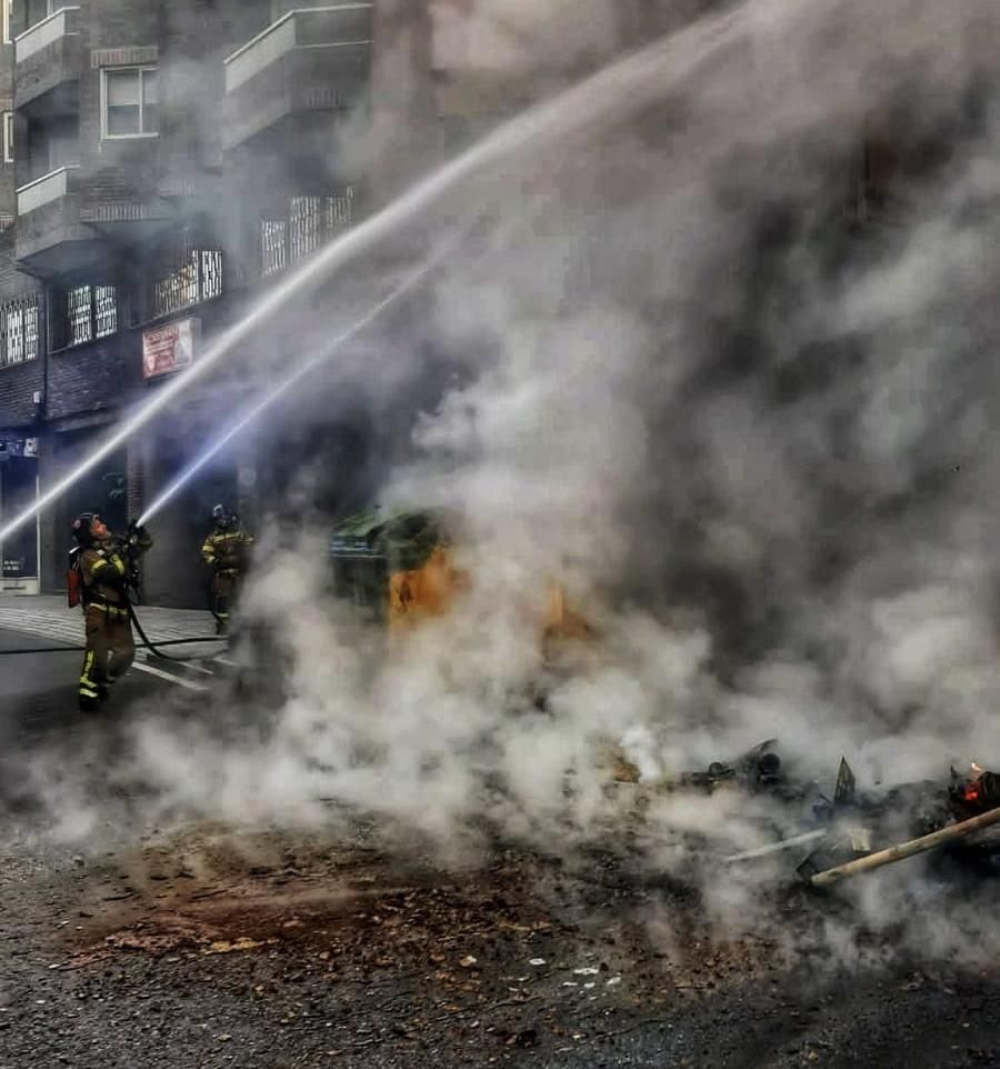 Efectivos de bomberos durante el operativo de extinción.