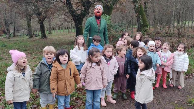 Los niños de la escuela de Donramiro visitan Camposancos.  El alumnado de la Escola de Educación Infantil (EEI) de Donramiro visitaron la parroquia de Camposancos, cuyos vecinos promueven actividades navideñas desde hace unos años. Los pequeños fueron recibidos en la Aldea do Apalpador por este personaje, interpretado por el actor Inacio Vilariño. La visita incluyó un recorrido por la vivienda de este creador, donde los niños presenciaron un espectáculo de teatro de marionetas  y descubrieron material de trabajo de Vilariño como una colección de títeres y otros recursos que emplea para sus escenificaciones.