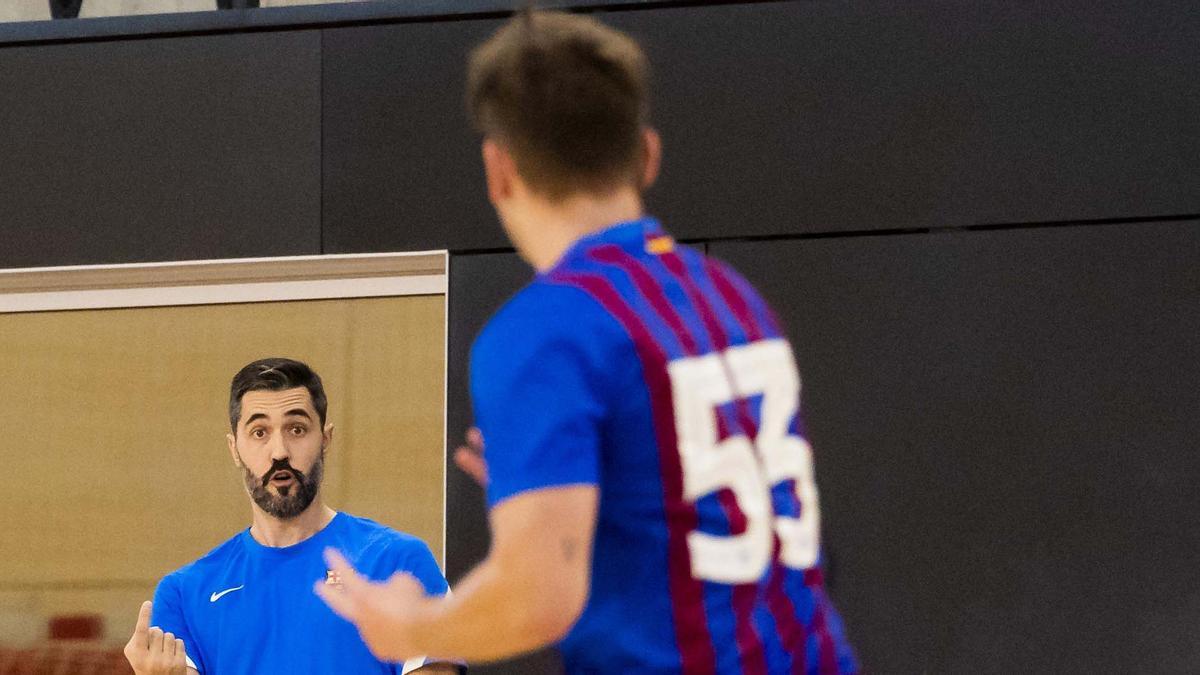 Entrerríos, dando instrucciones a un jugador