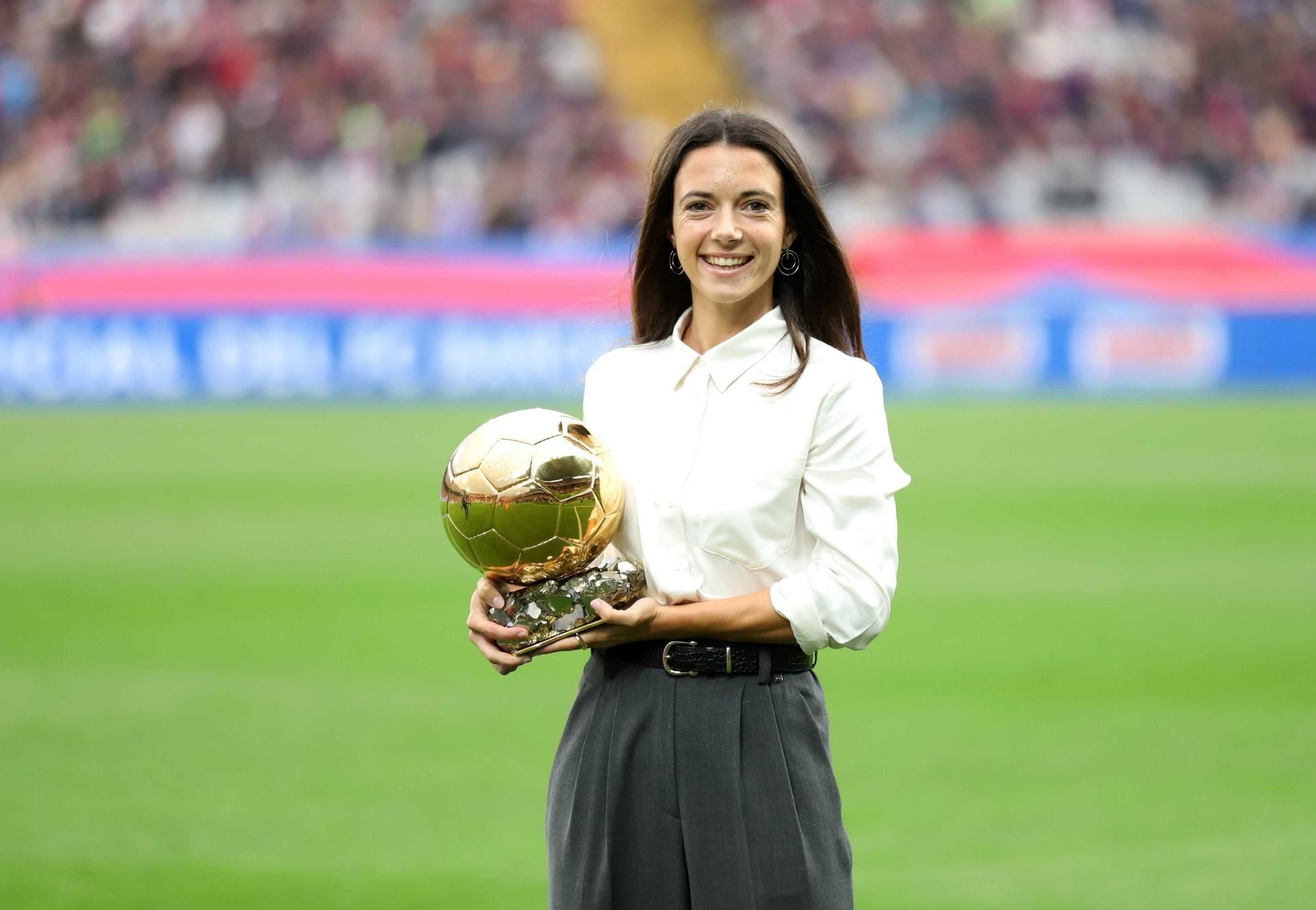 Aitana Bonmatí con el Balón de Oro