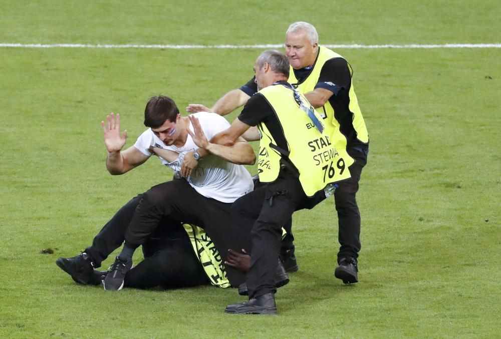 Un espontáneo saltó al césped del Estadio de Francia, donde Portugal y Francia disputan la final de la Eurocopa de fútbol, y fue detenido y sacado del césped por los miembros de seguridad del campo