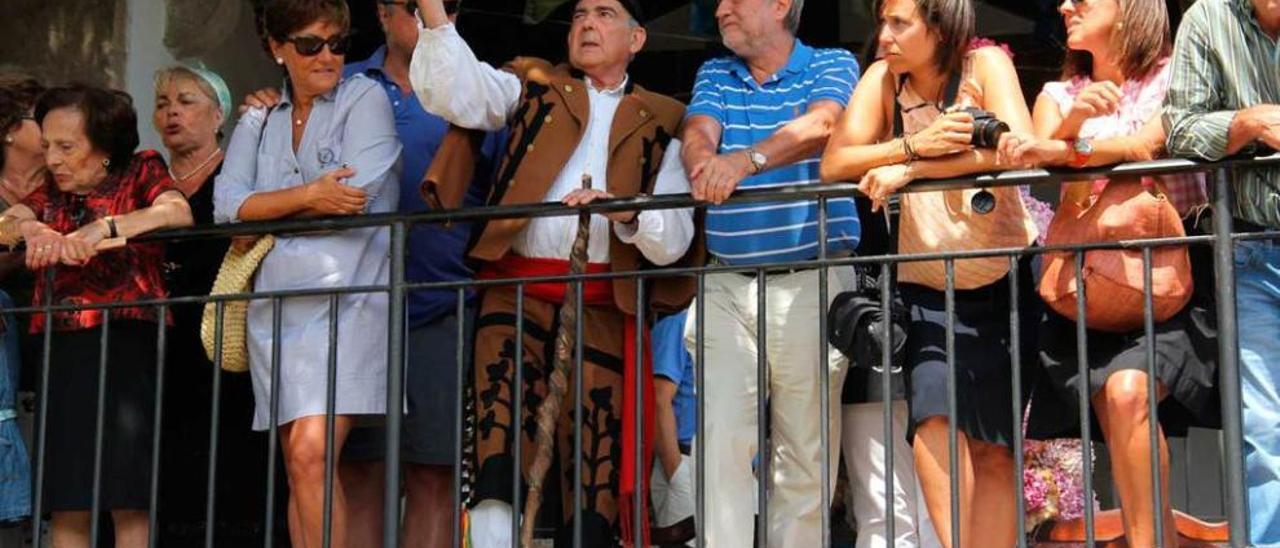 Nacho Ruiz de la Peña, vestido de porruano, junto a Carlos Suárez y otros vecinos y visitantes, durante la fiesta de Nuestra Señora de Andrín, en el año 2012.