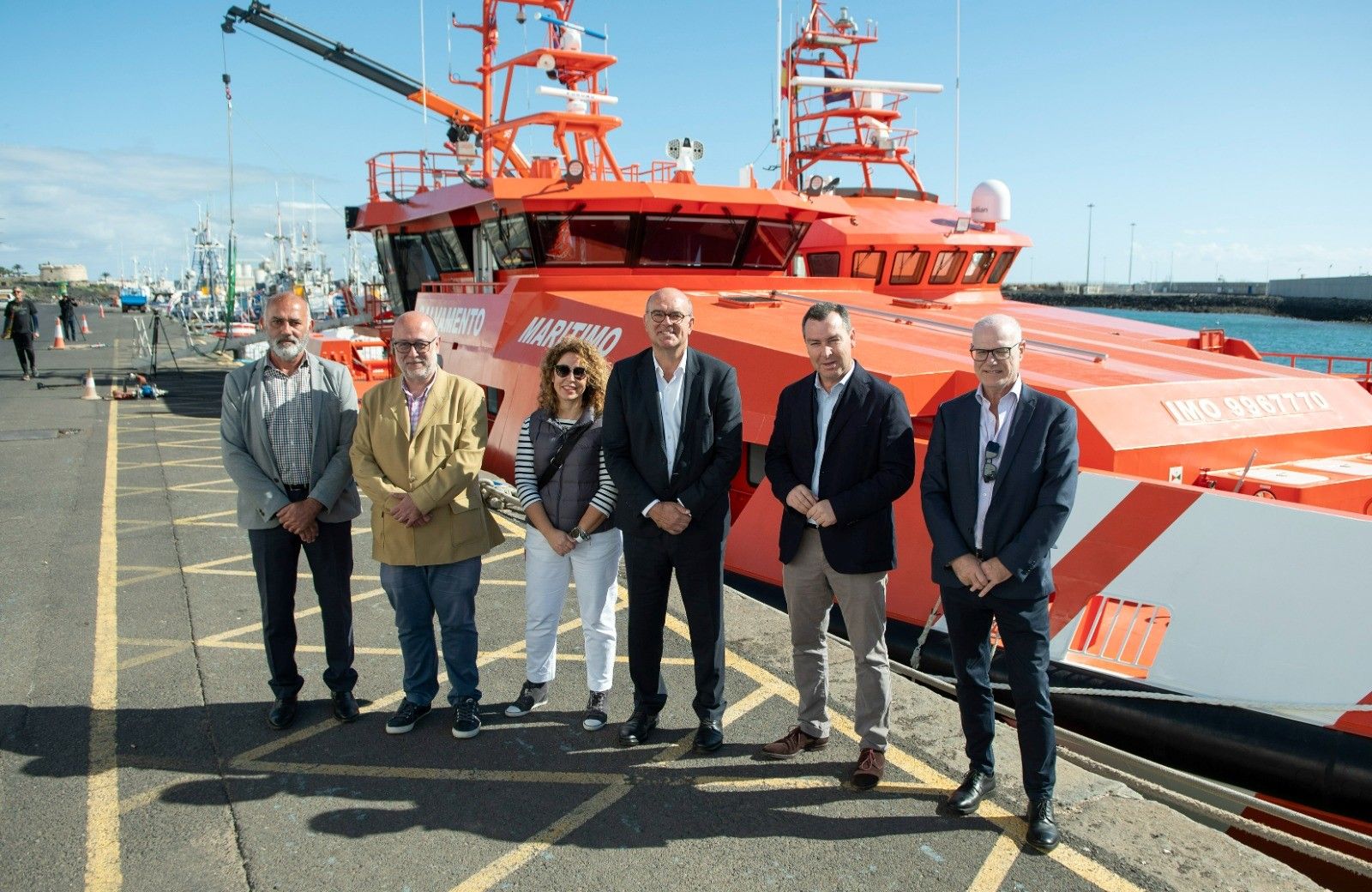 El delegado del Gobierno en Canairas, Anselmo Pestana, acompañado por los responsables de Salvamento Marítimo en el puerto de Arrecife.