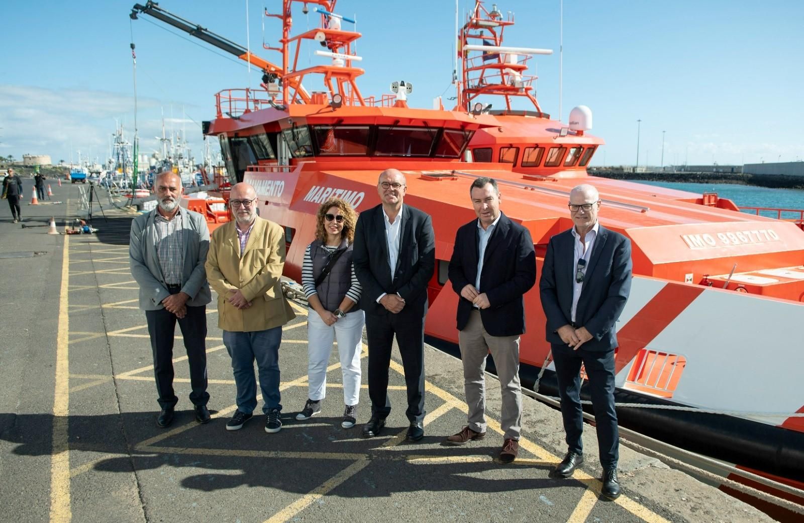 El delegado del Gobierno en Canairas, Anselmo Pestana, acompañado por los responsables de Salvamento Marítimo en el puerto de Arrecife.