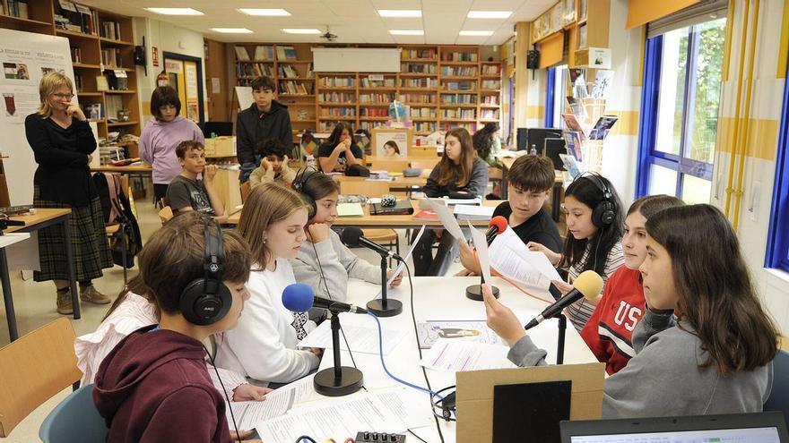 Radio Colmeiro: o proxecto educativo que saca a lingua á rúa de Silleda en homenaxe a Begoña Caamaño