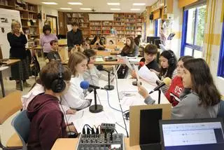 Radio Colmeiro: o proxecto educativo que saca a lingua á rúa de Silleda en homenaxe a Begoña Caamaño