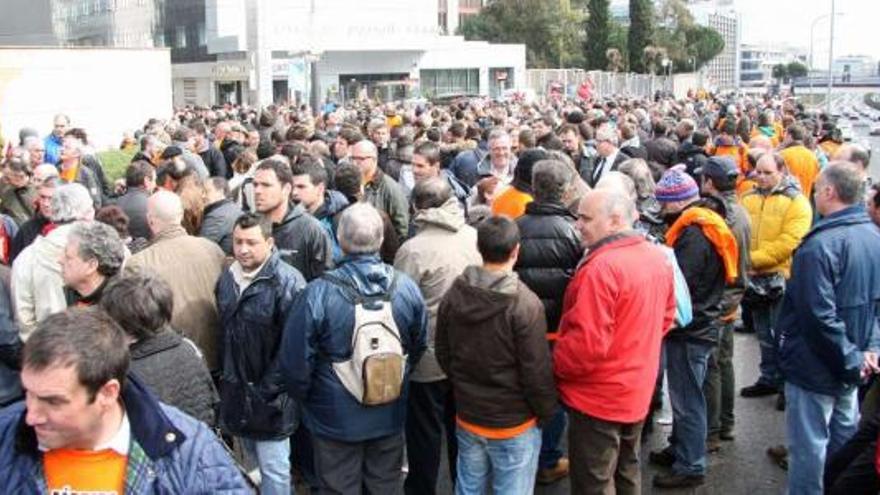 Los trabajadores de Santa Bárbara de toda España, concentrados en las cercanías de la sede del grupo en Madrid. / modempress