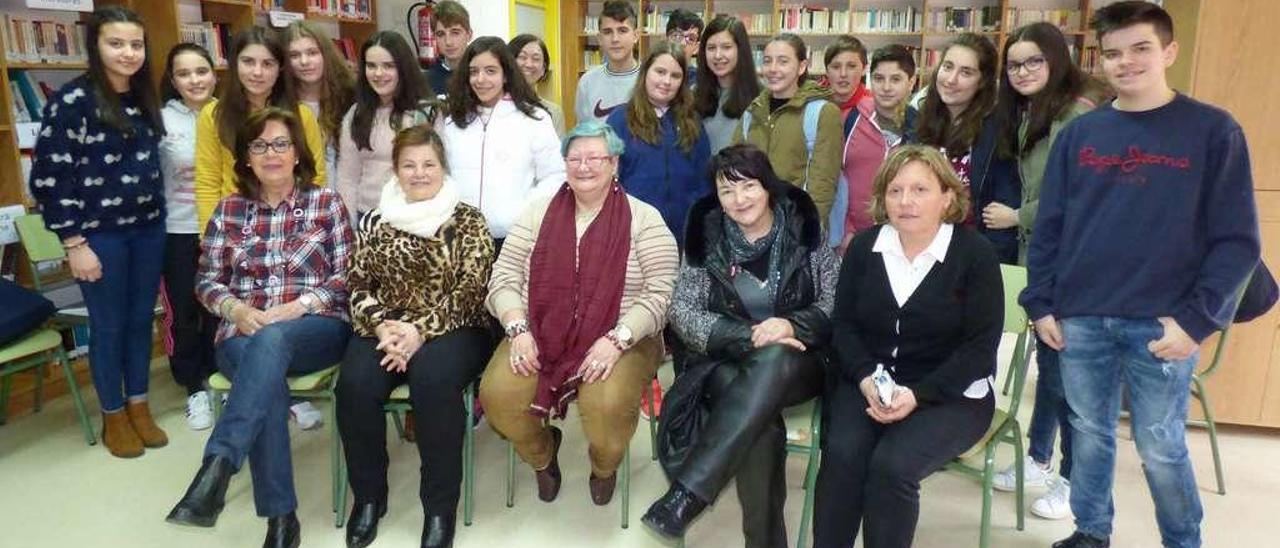 Por la izquierda, sentadas, Toña Cancio, Estrella Méndez, Trinidad Lobato, Isabel Boto y Gloria Fernández, de &quot;Soñadoras en Tineo&quot;, rodeadas por los integrantes de la compañía &quot;The Dreamers&quot;, del IES Concejo de Tineo.