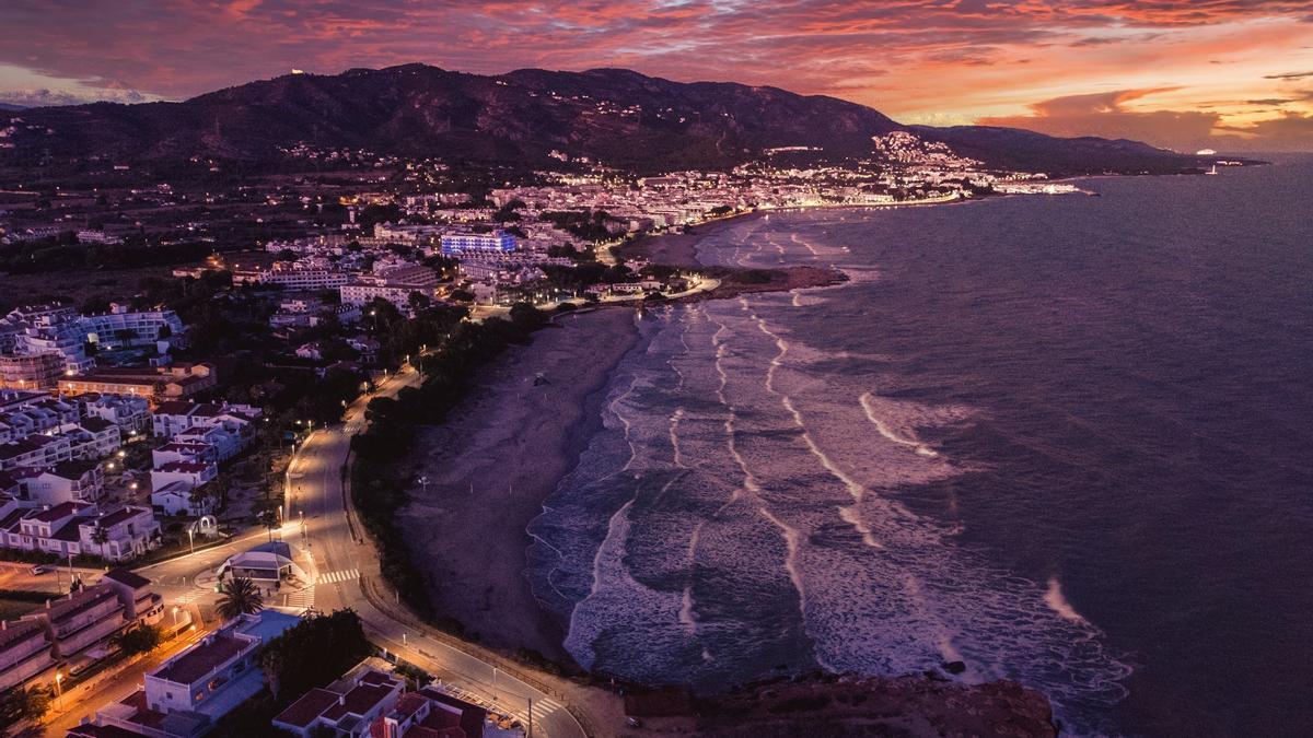 Panorámico con el alumbrado encendido en el núcleo de Alcossebre.