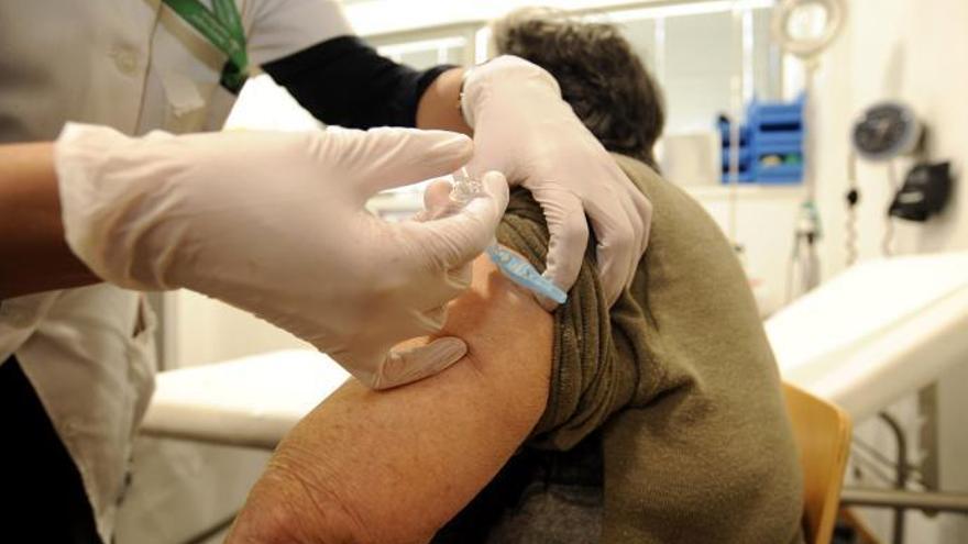 Vacunación de la gripe. Bernabé / Javier Lalín