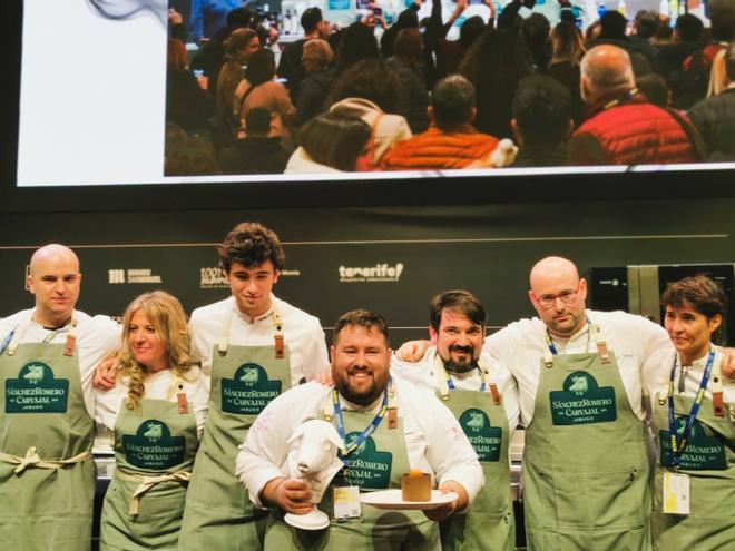 El galardonado chef levanta su trofeo de 'Mejor croqueta de jamón de España'