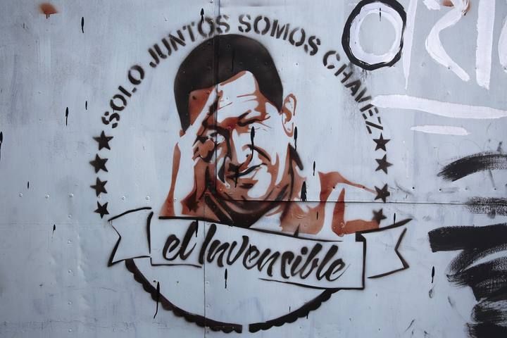 Los murales con la imagen de Chávez son constantes en las calles de Venezuela. El país rinde tributo así a la figura del presidente fallecido hace ahora dos años