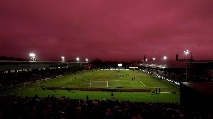 El cielo se vuelve morado durante un partido del Tottenham en Gales