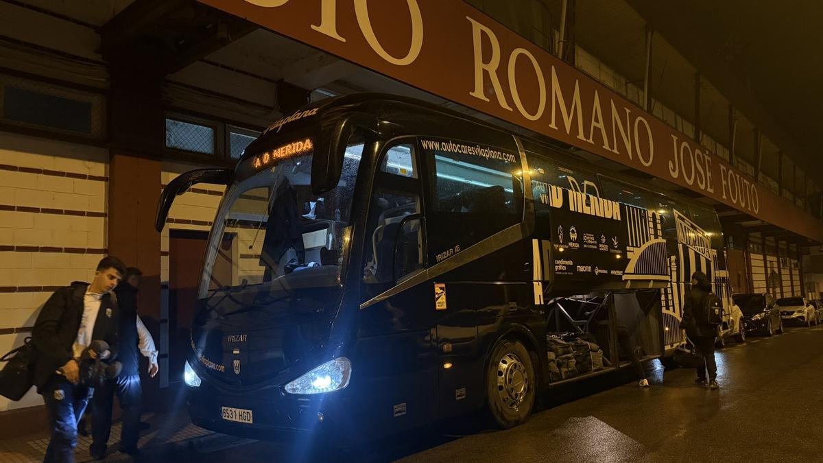 El autobús del Mérida, llegando de Lugo el sábado de madrugada.