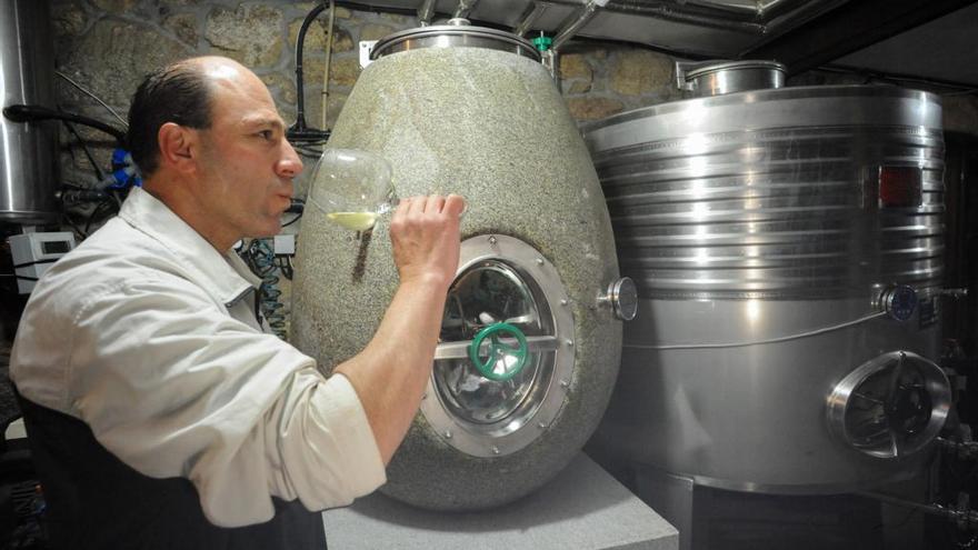 Santiago Roma prueba el vino de una de sus barricas de granito.