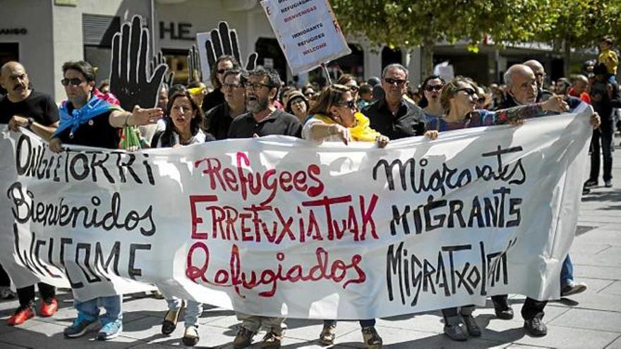 Un grup de refugiats salua en arribar a l&#039;estació central de Munic