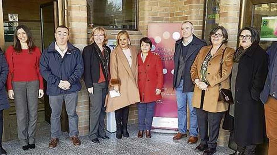 Visita de Carmela Silva, ayer, a la oficina SmartPeme de Porriño.  // D. P.