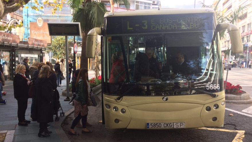Usuarios suben a un autobús urbano en una de las paradas del centro de Marbella.