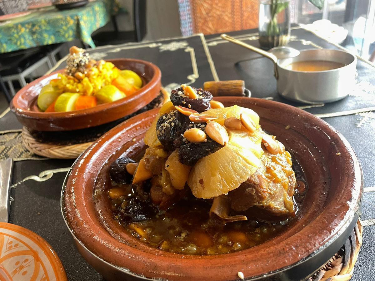 Guiso de cordero con frutas caramelizadas y cuscús con verduras