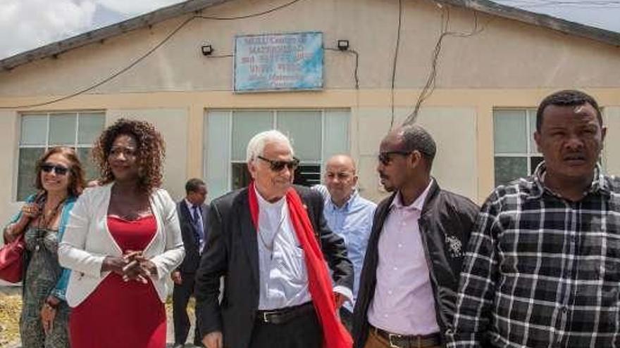 El Padre Ángel -en el centro, con Yeshi Beyene a su lado-, delante del edificio que alberga la maternidad.