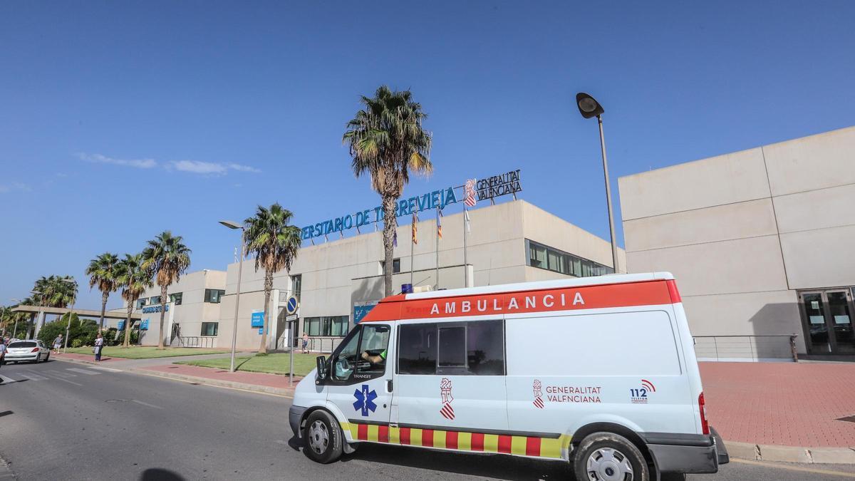 Acceso principal al Hospital Universitario de Torrevieja gestionado por una concesión entre 2006 y 2021