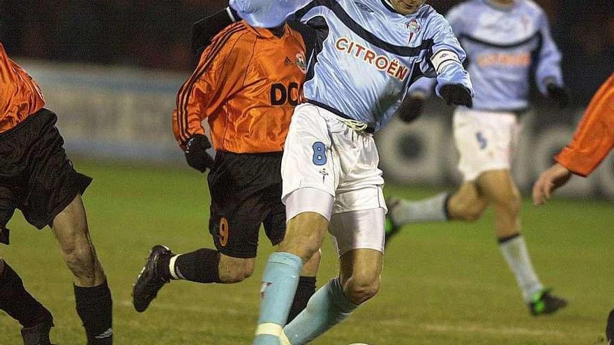 Karpin conduce el balón en el partido en Donetsk, en 2000. // Ricardo Grobas