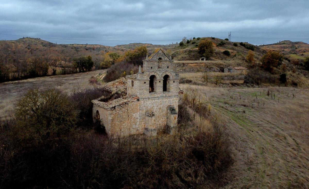 Vista de la iglesia de Bárcena de Bureba tomada con un dron.