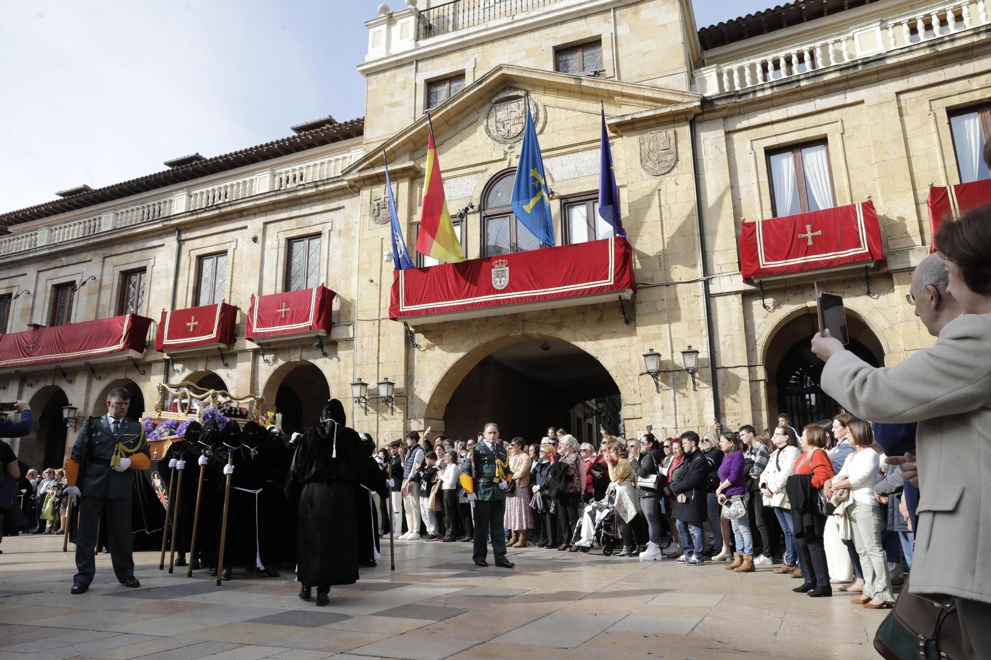 La procesión intergeneracional del Santo Entierro emociona Oviedo