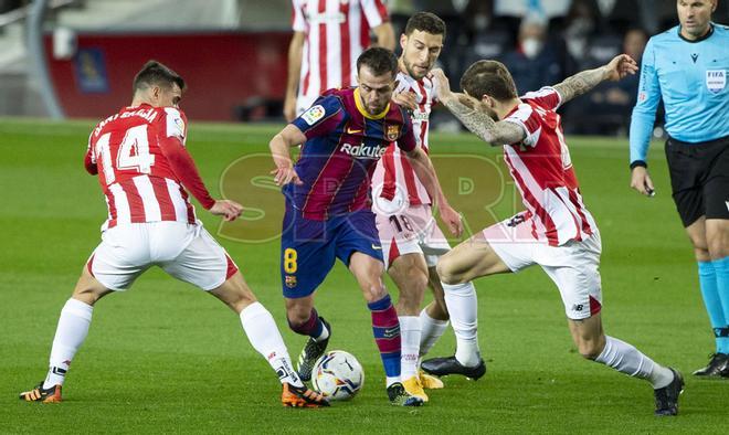 Miralem Pjanic durante el partido de LaLiga entre el FC Barcelona y el Athletic de Bilbao disputado en el Camp Nou.
