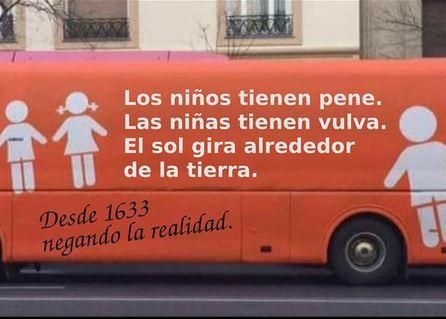 Las críticas al vehículo transfóbico del colectivo ultracatólico corren en forma de humor por las redes sociales.