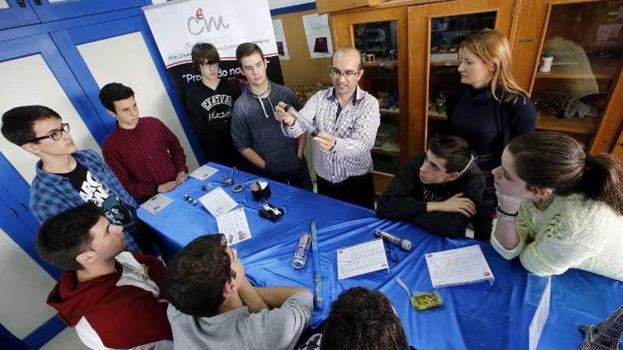 Jesús Fernández, con alumnos y la profesora Verónica Simón.  // M.G.B.