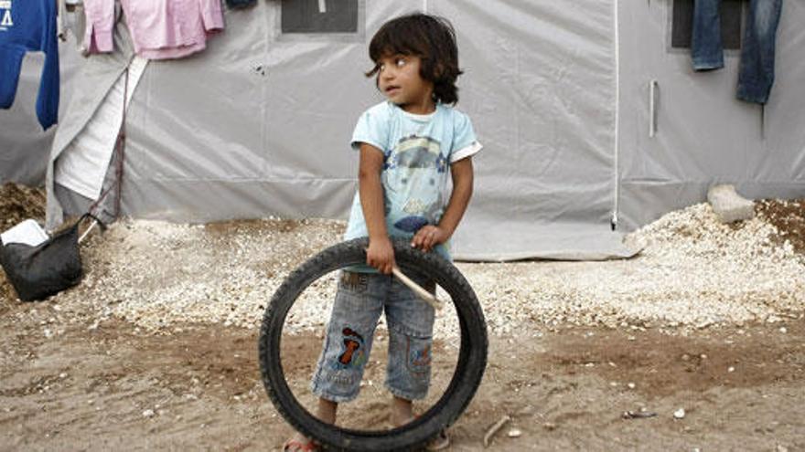 Un niño sirio juega en un campo de refugiados.