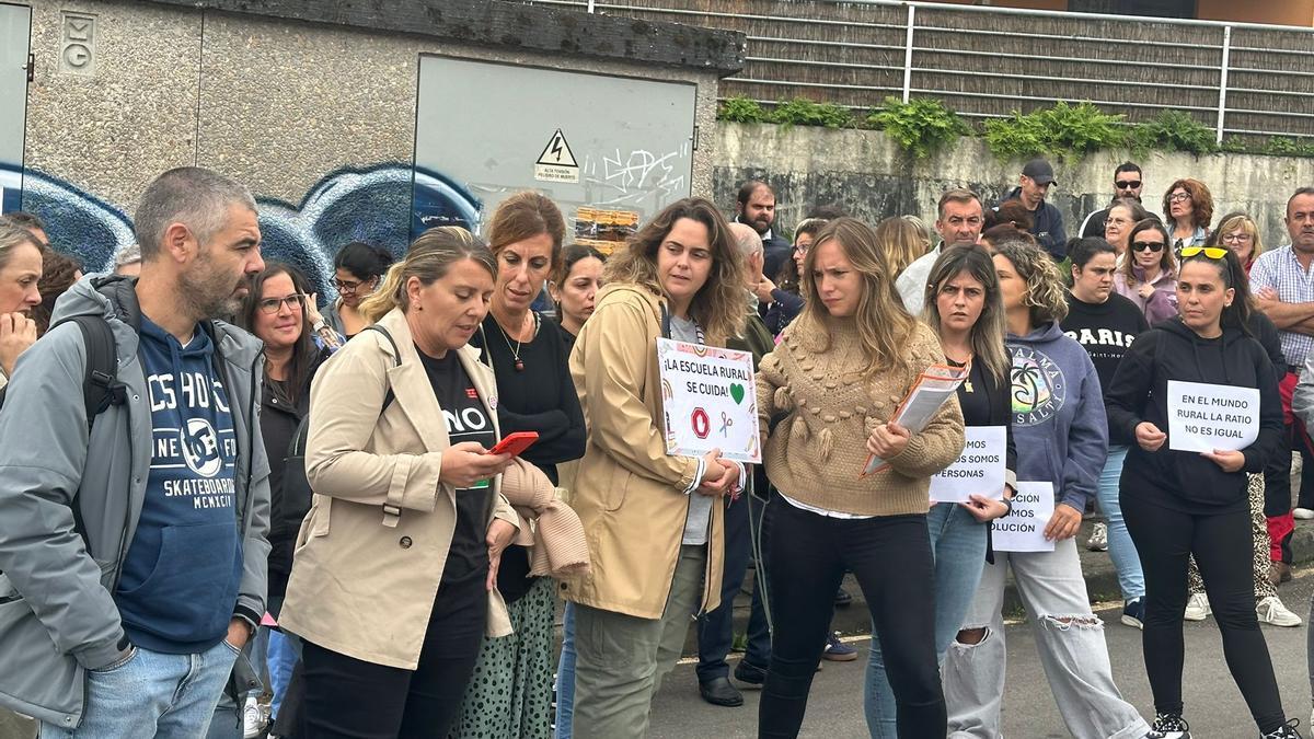 Concentración frente al colegio de Colombres