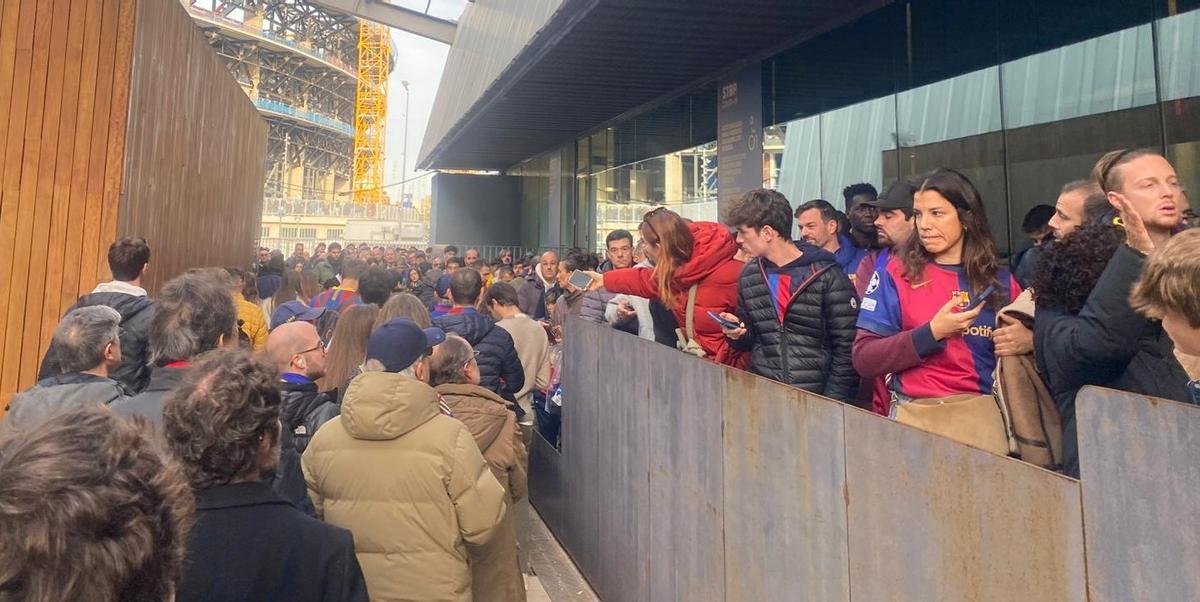 Colas en el Spotify Camp Nou, el pasado sábado, para tratar de entrar en el 'estadi'.