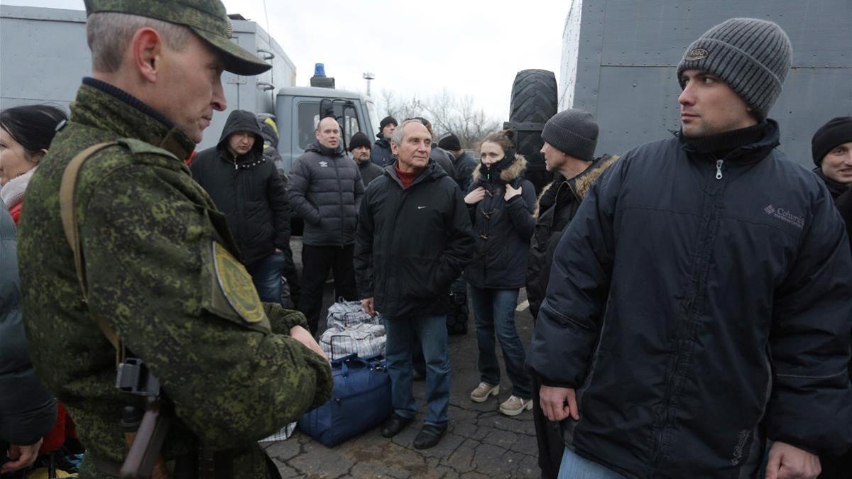 Prisioneros ucranianos durante la operación de intercambio en el punto de control cercano a Górlovka, el 27 de diciembre.