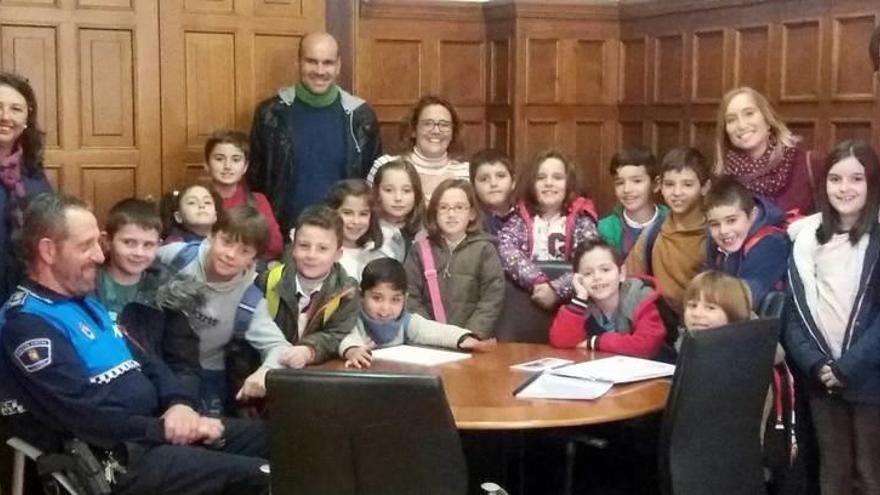 Alumnos del colegio público de Nueva de Llanes visitan el Ayuntamiento