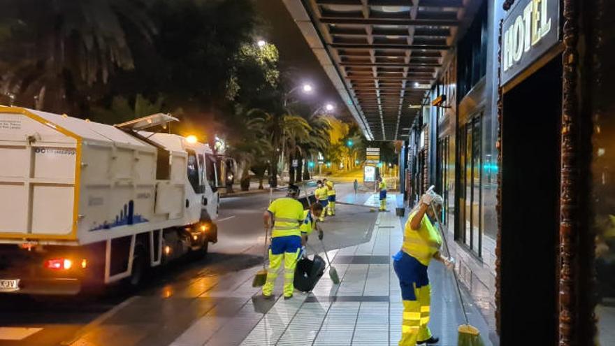 Efectivos de limpieza del Ayuntamiento de Las Palmas de Gran Canaria