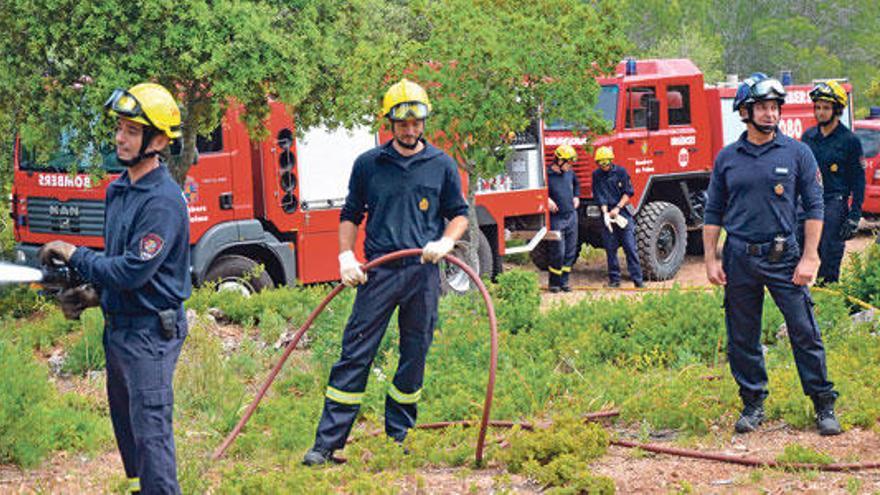 Varios bomberos, ayer durante una de las rutas forestales para controlar el estado de los accesos y el mantenimiento de los recursos hídricos en Son Vida.