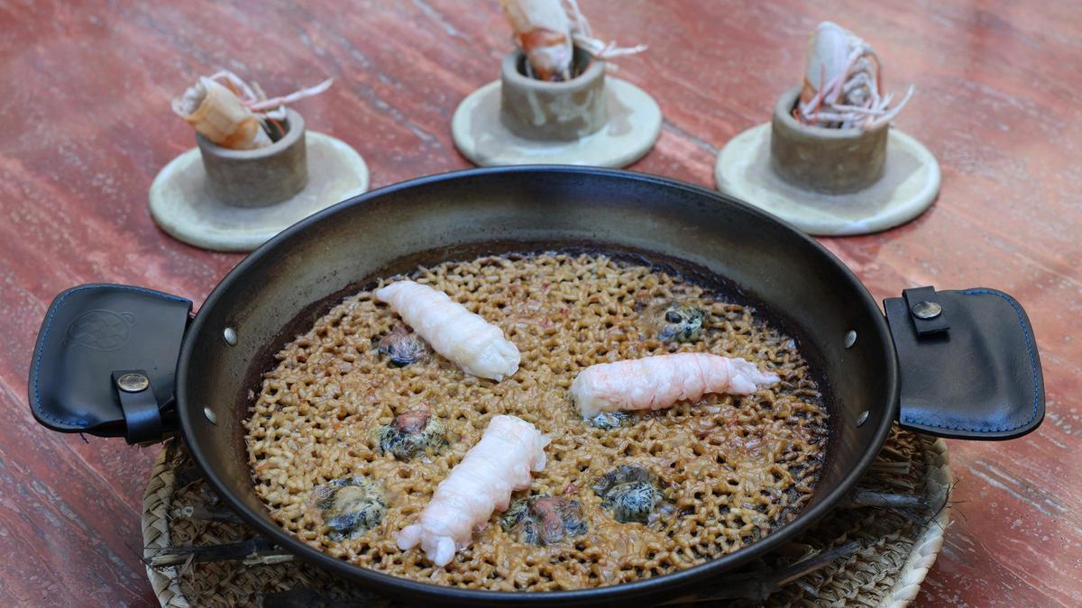 La paella de cigalas y ortiguillas de Melós.