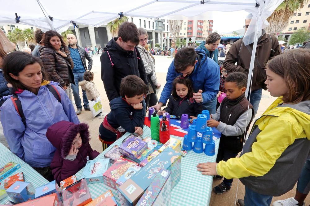 Música, cuentacuentos, pasacalles, teatro, talleres o mercadillos infantiles tuvieron lugar hoy en Navia y se repetirán mañana