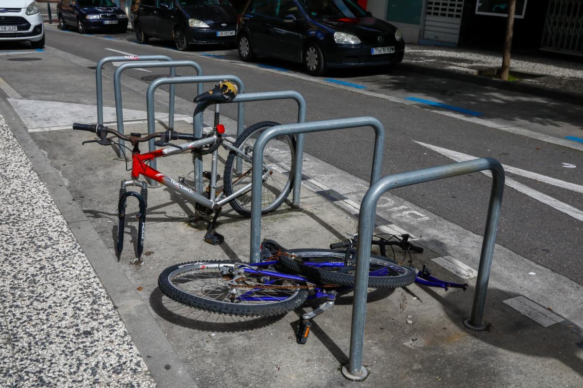 Bicicletas vandalizadas en la calle Pablo Sarasate.