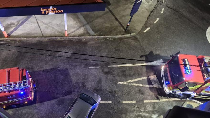 El equipo de bomberos desplazado al lugar. |  GES Muíños