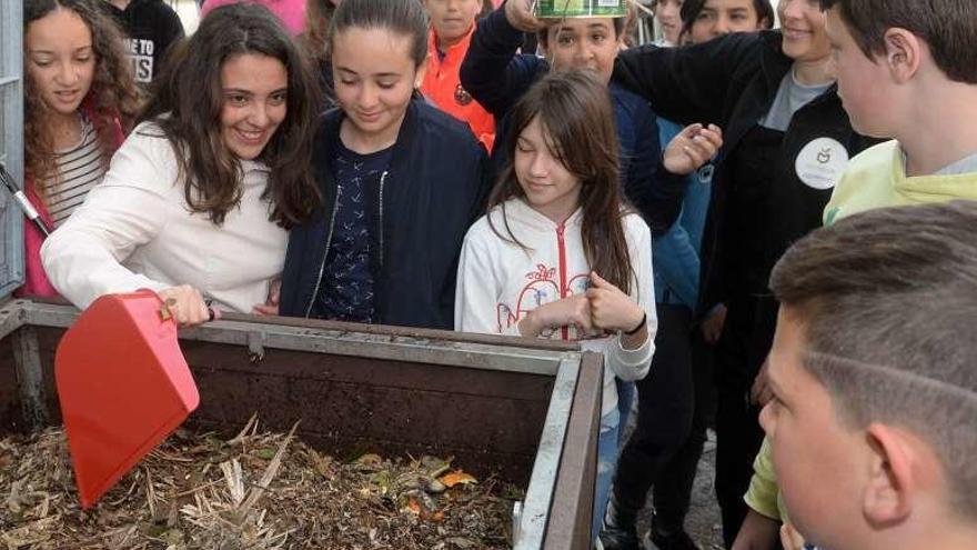 Escolares de O Piñeiriño en el compostero del barrio. // Noé Parga