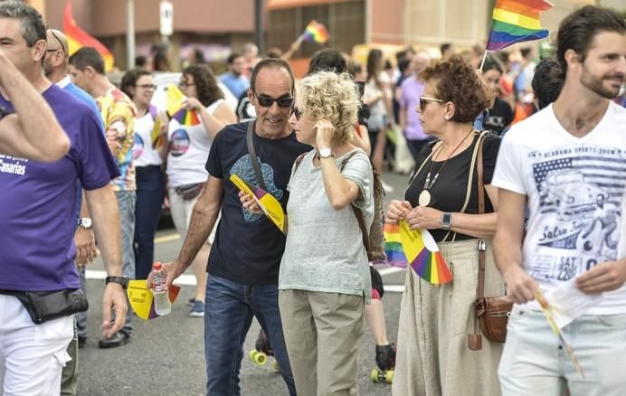 LAS PALMAS DE GRAN CANARIA A 24/06/2017. Este 2017 el lema del orgullo está vinculado a la demanda de la Ley de Igualdad LGTBI que combata los flecos pendientes para la igualdad legal y real. La manifestación discurrió por la avenida de Mesa y López hasta Santa Catalina. FOTO: J.PÉREZ CURBELO