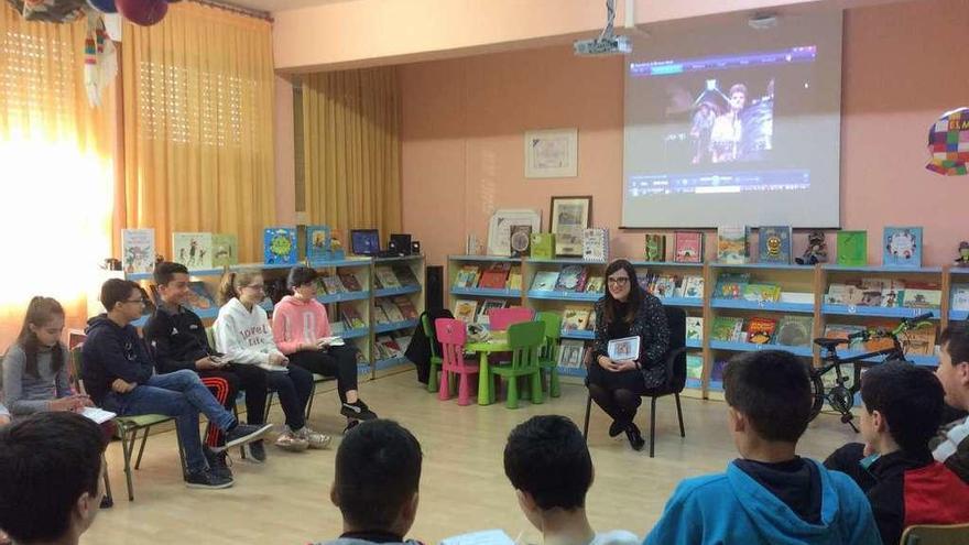 Iria Misa, onte na biblioteca de Beluso, dentro dunha actividade de FARO da Escola, para presentar &quot;Mamá, quero ser Ziggy Stardust&quot;. // G.N.