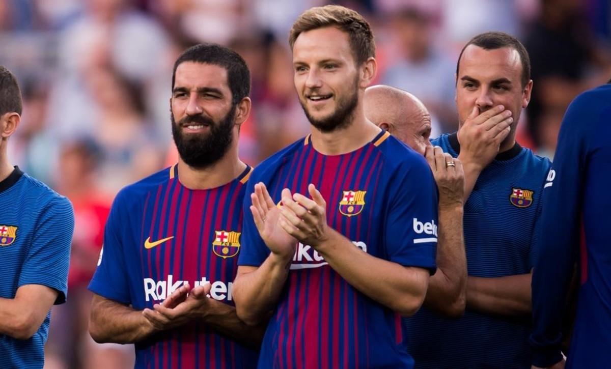 Arda Turan aplaude junto a Ivan Rakitic en la presentación de la plantilla 2017-18 del Barça.