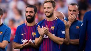 Arda Turan aplaude junto a Ivan Rakitic en la presentación de la plantilla 2017-18 del Barça.