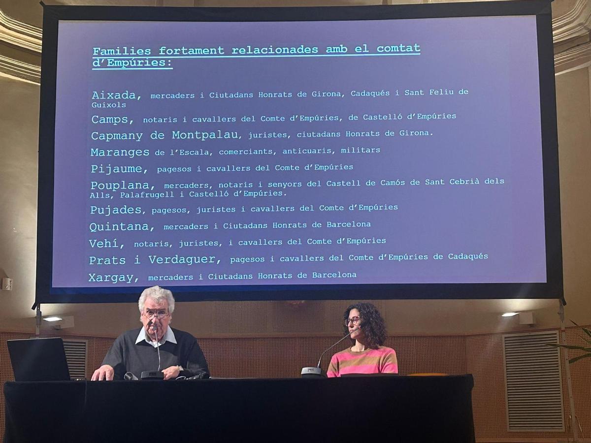 Santiago de Llobet va estar acompanyat, durant la presentació, de Meritxell Fernández de l'Arxiu Municipal de Castelló d'Empúries.