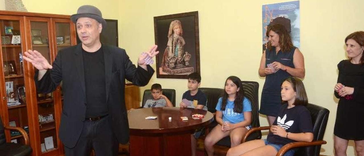 Marcelo Insua, durante la presentación de su espectáculo, en la Alcaldía de Cambados. // Noé Parga