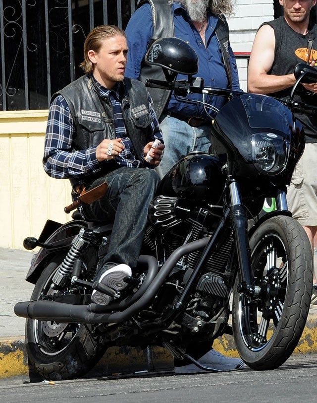 Charlie Hunnam vuelve al rodaje de 'Sons of Anarchy' - Cuore